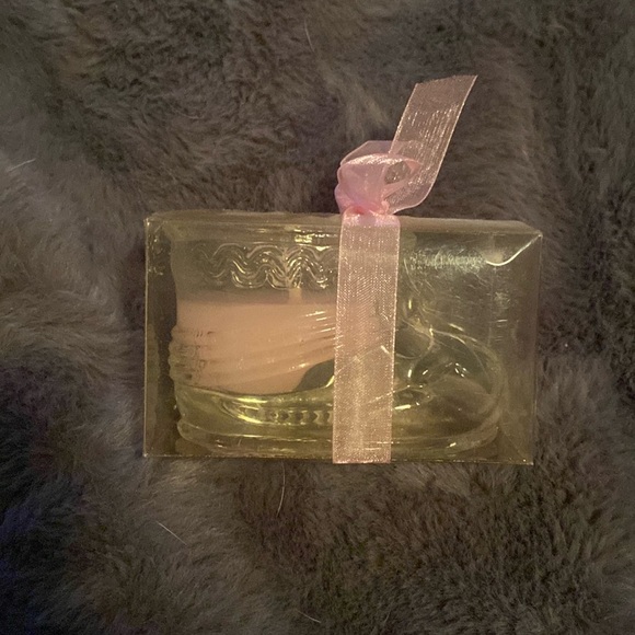 Baby shoe candle - Picture 1 of 2